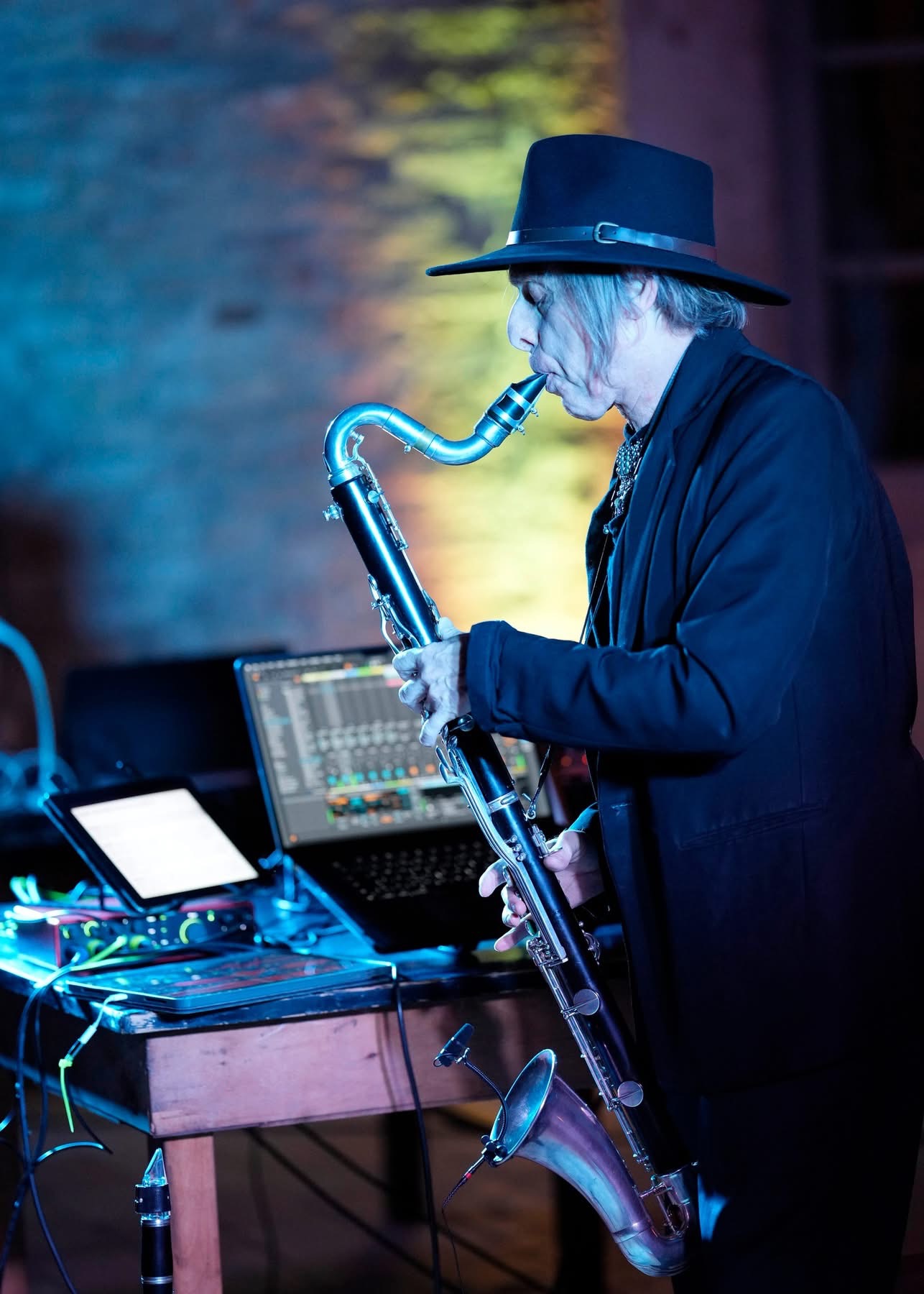 Roberto Paci Dalò durante un passaggio della sua performance con il clarinetto basso