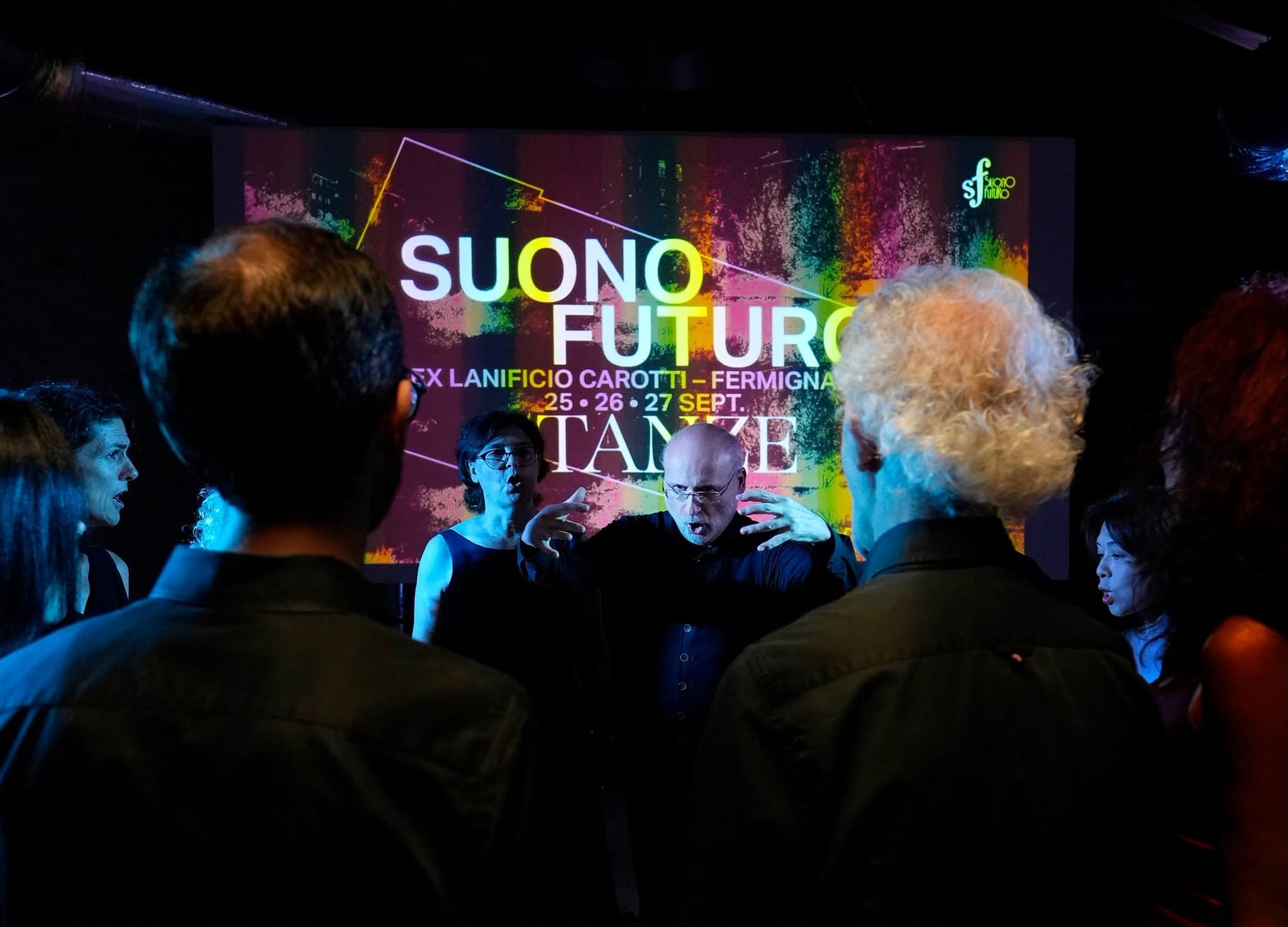 Il pubblico stringe il cerchio attorno ai cantanti durante la seconda serata del festival