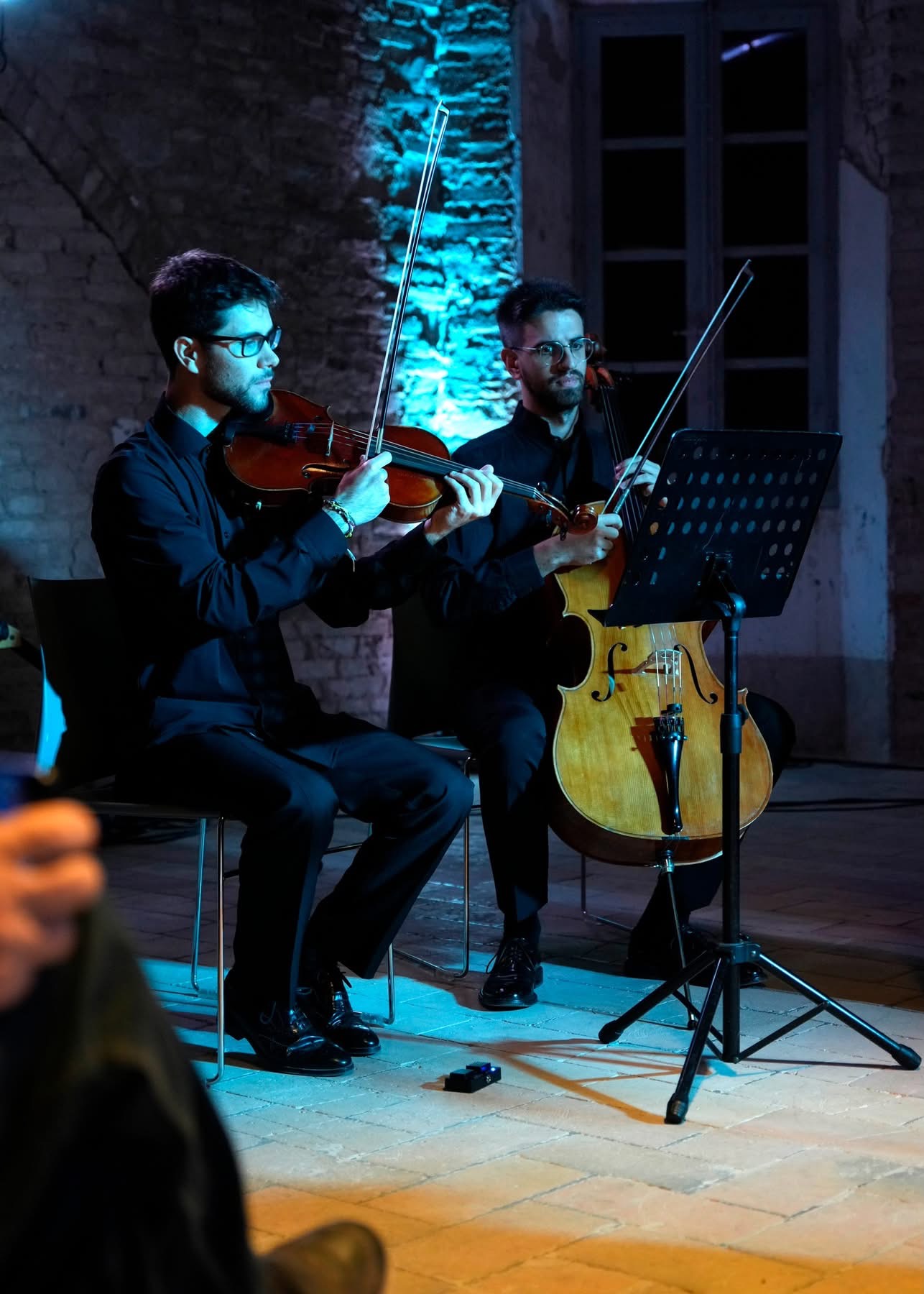 Un duo d'archi, violino e violoncello, durante un momento della seconda serata