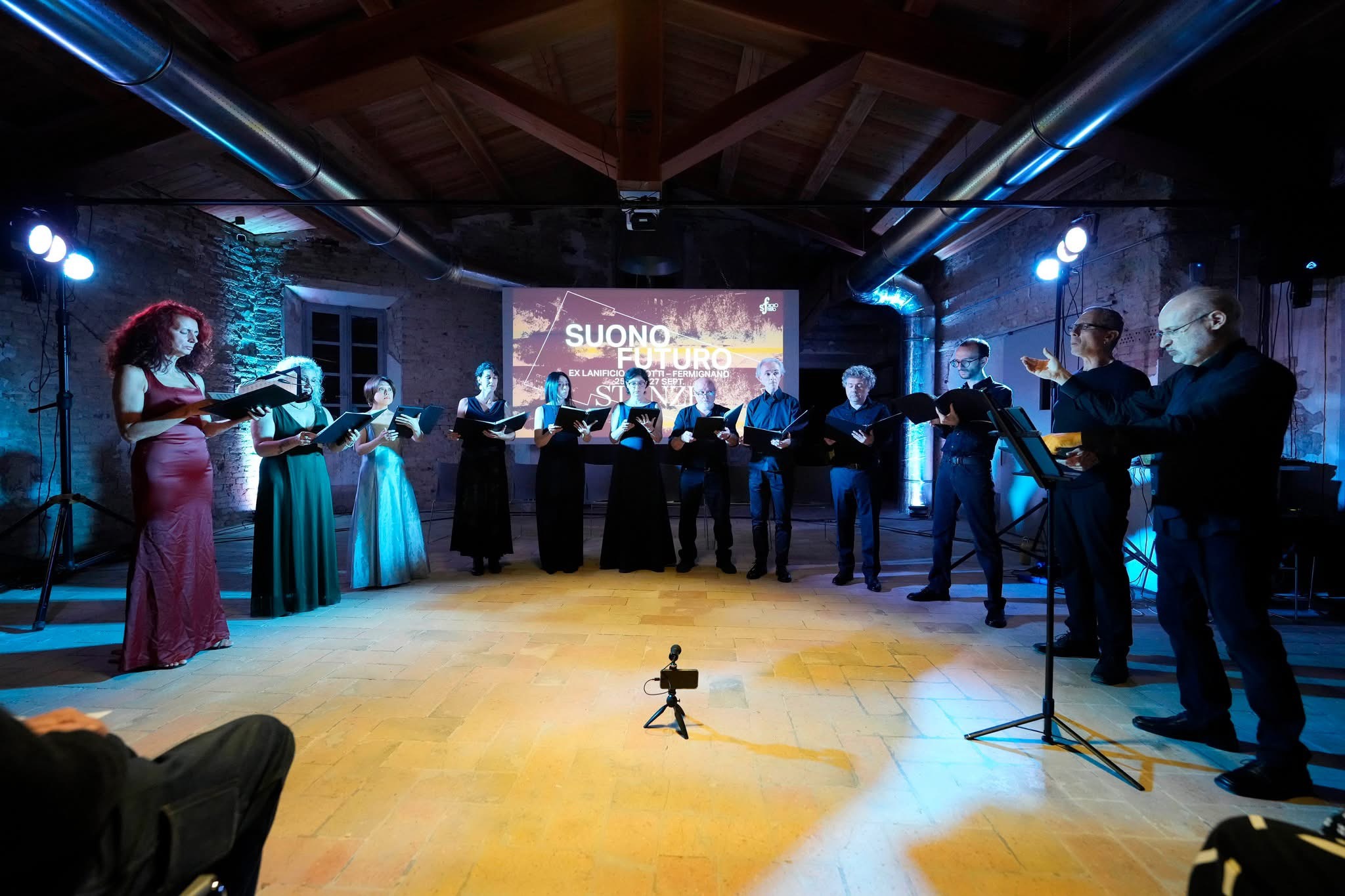 L'ensemble vocale al completo durante l'esibizione della serata del 26 settembre