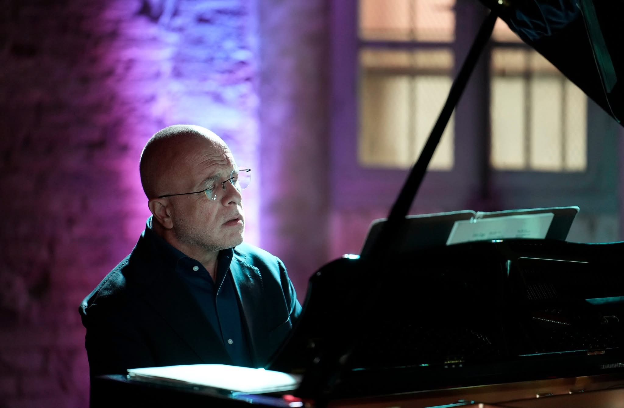 Il pianista si esibisce in un recital solista durante la serata di chiusura di Suono Futuro 2026