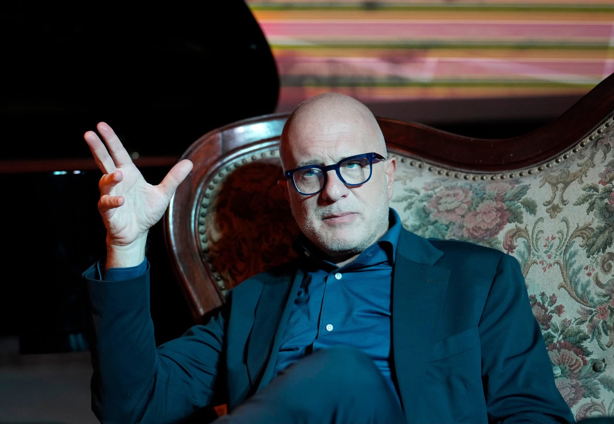 Un momento di dialogo con il pubblico prima del recital di chiusura