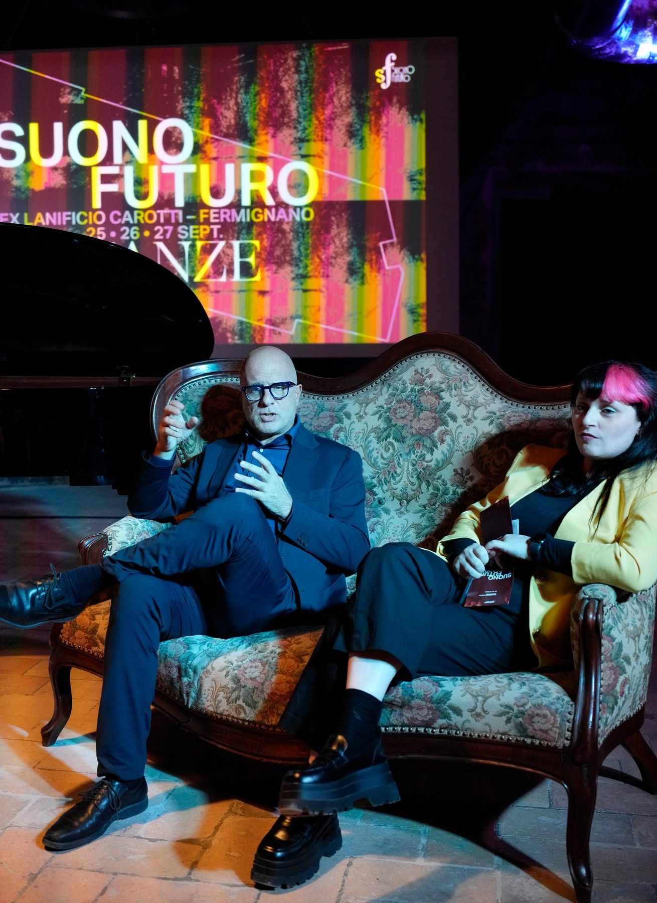 Il talk conclusivo sul divano vintage, con lo schermo Suono Futuro Stanze sullo sfondo