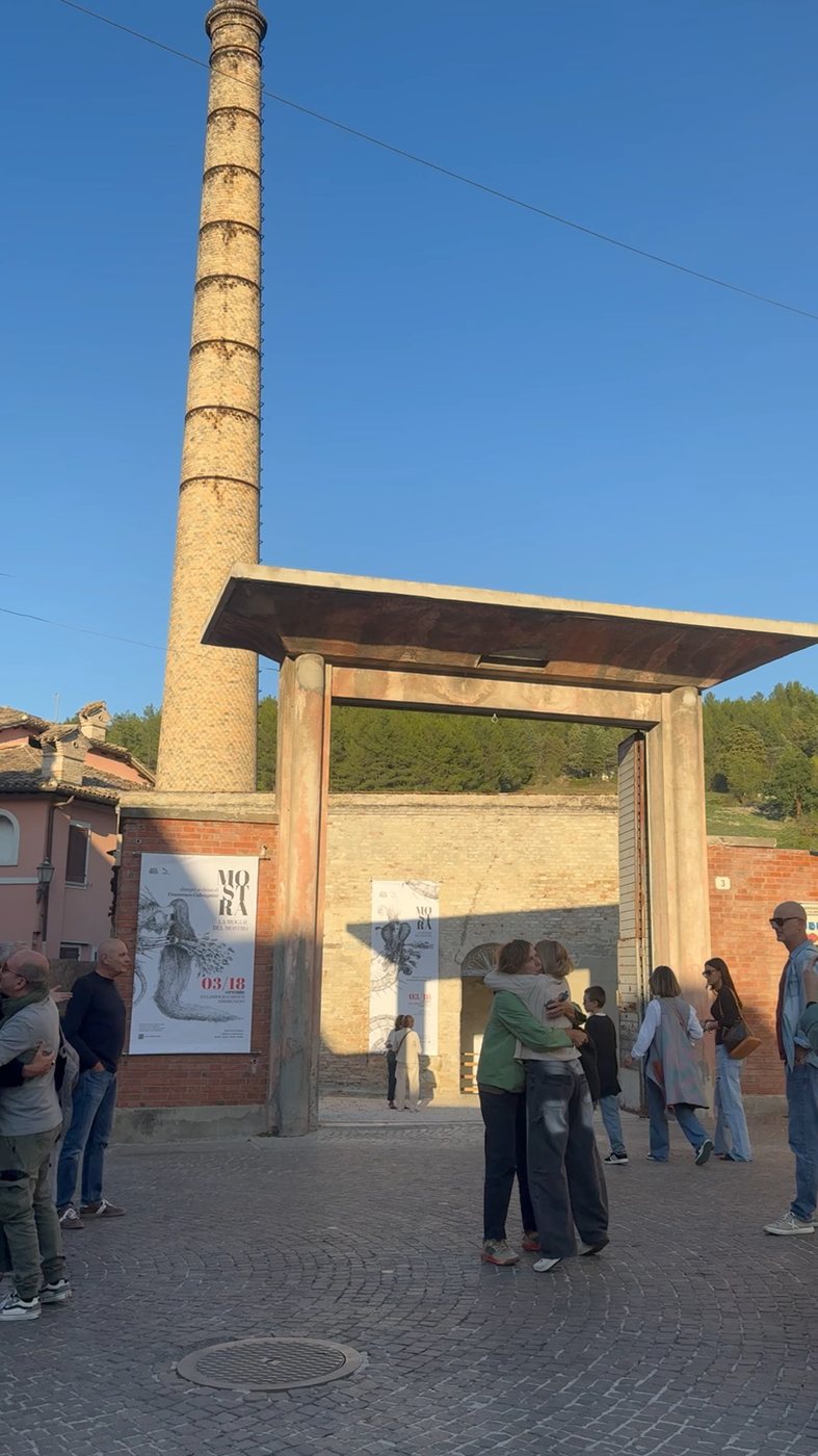 L’ingresso del lanificio con la ciminiera e il banner della mostra.